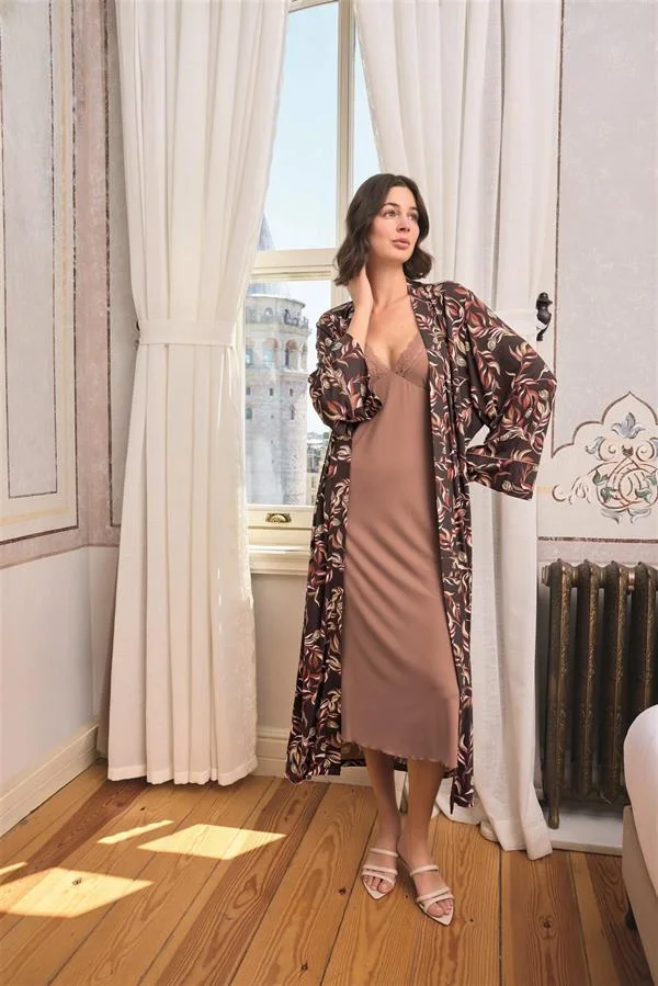Arias Closet Yaprak Desenli Yırtmaçlı Dantelli ve Dekolteli Sabahlık Takımı