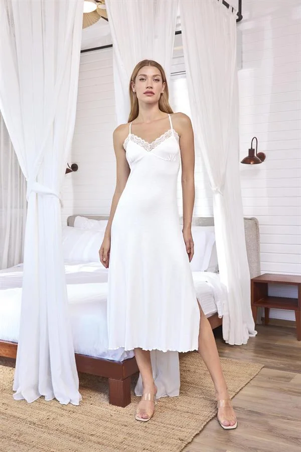Arias Closet Dantelli ve Dekolteli Yırtmaçlı Gecelik