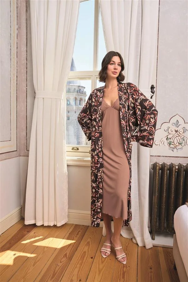Arias Closet Yaprak Desenli Yırtmaçlı Dantelli ve Dekolteli Sabahlık Takımı